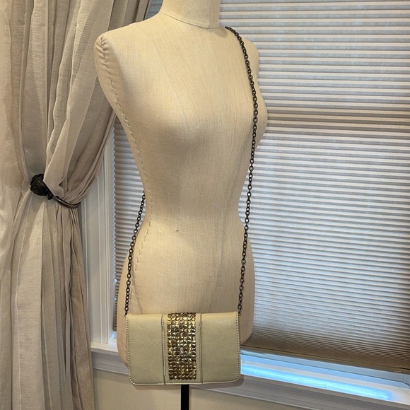 Street Level Cream and Antique Gold Leather Crossbody Bag - Picture 2 of 10